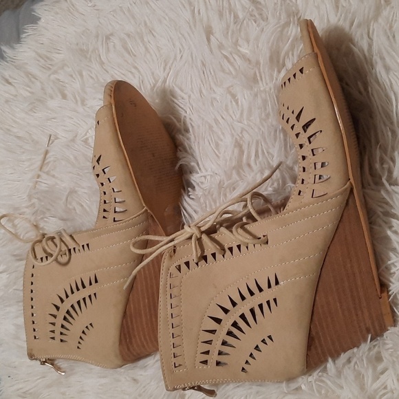 Catherine Malandrino Shoes - Picture 2 of 11